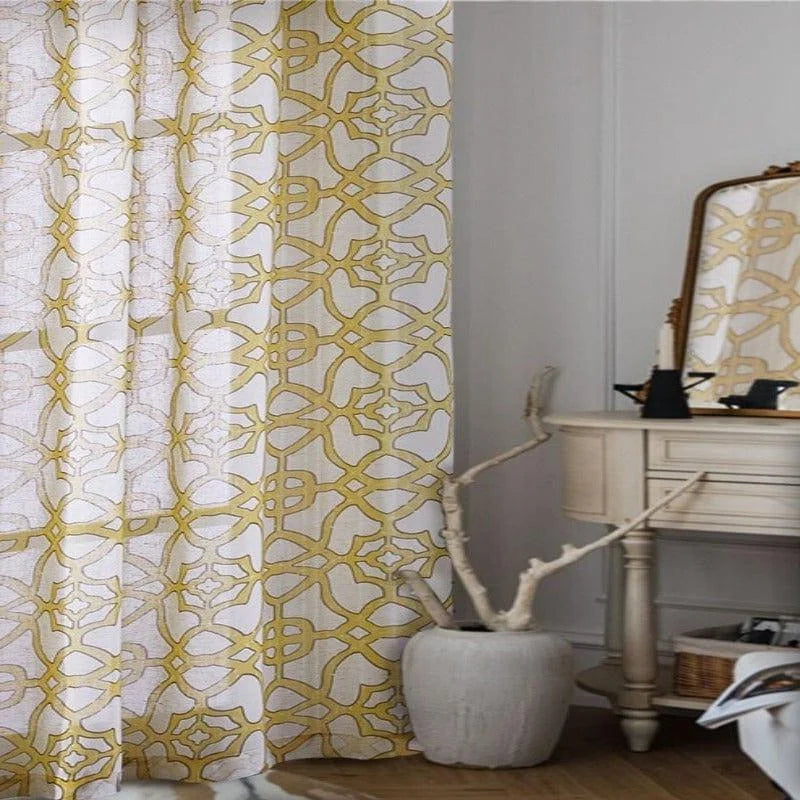 Rideau décoratif moderne aux motifs géométriques dorés, parfait pour ajouter une touche élégante et contemporaine à votre salon ou chambre. Idéal pour créer une ambiance chaleureuse et accueillante. Accessoirisé avec un miroir et une table, le rideau complète harmonieusement votre décoration intérieure.