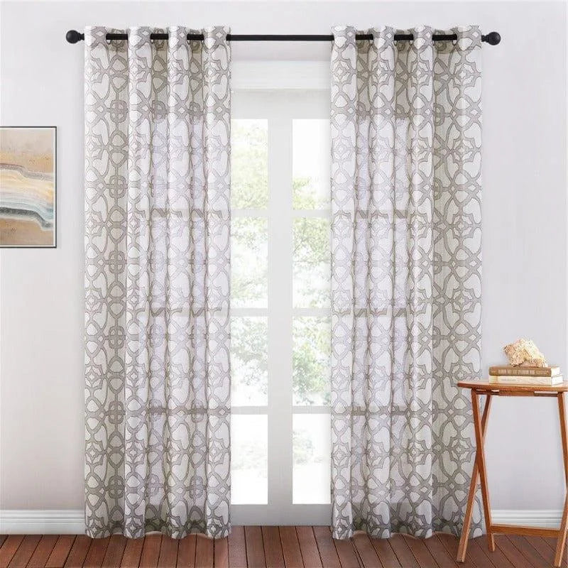 Rideaux élégants à motifs géométriques pour salon lumineux. Design moderne et chic, idéal pour ajouter une touche de style à votre décoration intérieure. Ajustement parfait pour portes-fenêtres et grandes baies vitrées. Accessoire déco incontournable pour un intérieur tendance et accueillant.