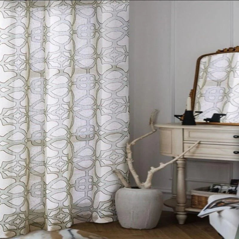 Rideaux à motif géométrique beige et blanc, décorant un intérieur élégant avec une touche moderne. Ce modèle chic et tendance ajoute une ambiance chaleureuse et raffinée à n'importe quel salon ou chambre. Parfait pour ceux qui recherchent à personnaliser leur espace avec style et sophistication.
