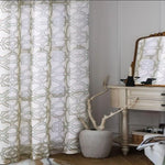 Rideaux à motif géométrique beige et blanc, décorant un intérieur élégant avec une touche moderne. Ce modèle chic et tendance ajoute une ambiance chaleureuse et raffinée à n'importe quel salon ou chambre. Parfait pour ceux qui recherchent à personnaliser leur espace avec style et sophistication.