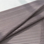 Tissu gris avec motif texturé élégant et moderne pour décoration intérieure ou confection de vêtements. Idéal pour ajouter une touche de sophistication et de style à tout espace ou projet créatif.
