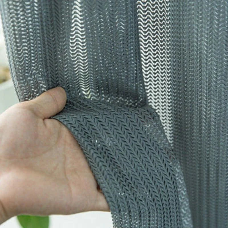 Voilage décoratif gris pour intérieur moderne, détails de texture élégante, parfait pour habiller les fenêtres et filtrer la lumière avec style. Solution idéale pour salon ou chambre, apportant une touche contemporaine à votre décoration.