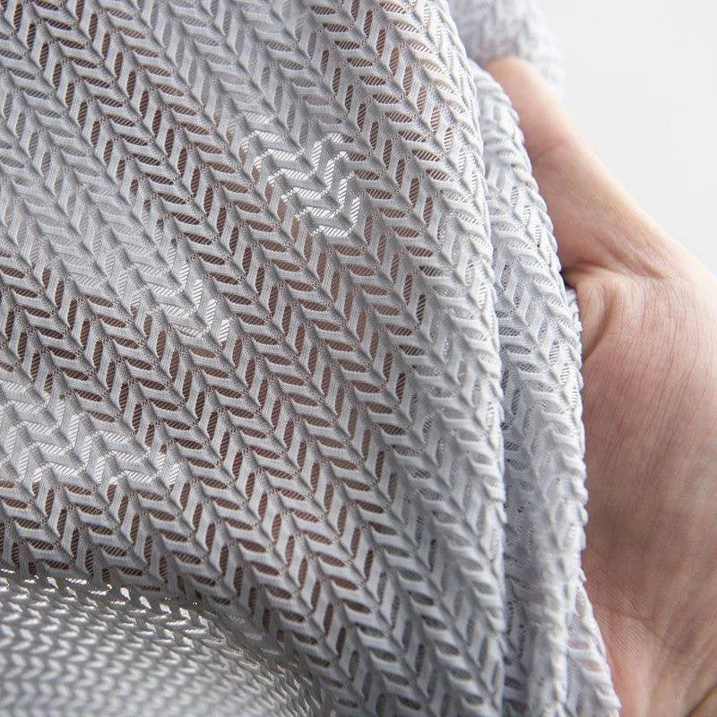 Texture de tissu finement tissée avec motif à chevrons, idéale pour vêtements légers et élégants. Parfait pour les projets de couture créatifs et les designs de mode contemporains. Offre un style moderne et sophistiqué adapté à diverses applications textiles.