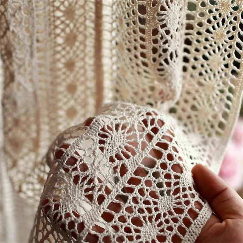 Écharpe délicate avec motifs ajourés, idéale pour un style bohème chic. Accessoire élégant et raffiné, parfait pour compléter une tenue de soirée ou une tenue quotidienne. Ajoutez une touche de sophistication naturelle à votre garde-robe avec cette pièce tendance.
