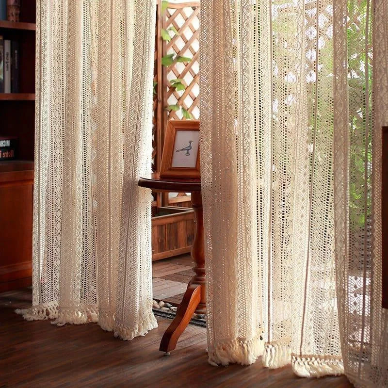Rideaux décoratifs élégants pour salon, ornés de motifs fins, apportant une touche chaleureuse et accueillante à votre intérieur. Parfait pour filtrer doucement la lumière naturelle tout en préservant l'intimité. Idéal pour un style classique ou contemporain.