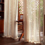 Rideaux décoratifs élégants pour salon, ornés de motifs fins, apportant une touche chaleureuse et accueillante à votre intérieur. Parfait pour filtrer doucement la lumière naturelle tout en préservant l'intimité. Idéal pour un style classique ou contemporain.