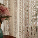 Rideau décoratif à motif floral délicat, idéal pour ajouter une touche élégante à votre intérieur. Ce rideau chic embellira votre salon tout en filtrant doucement la lumière. Parfait pour créer une ambiance chaleureuse et raffinée. Convient aux espaces contemporains et classiques pour une décoration harmonieuse.
