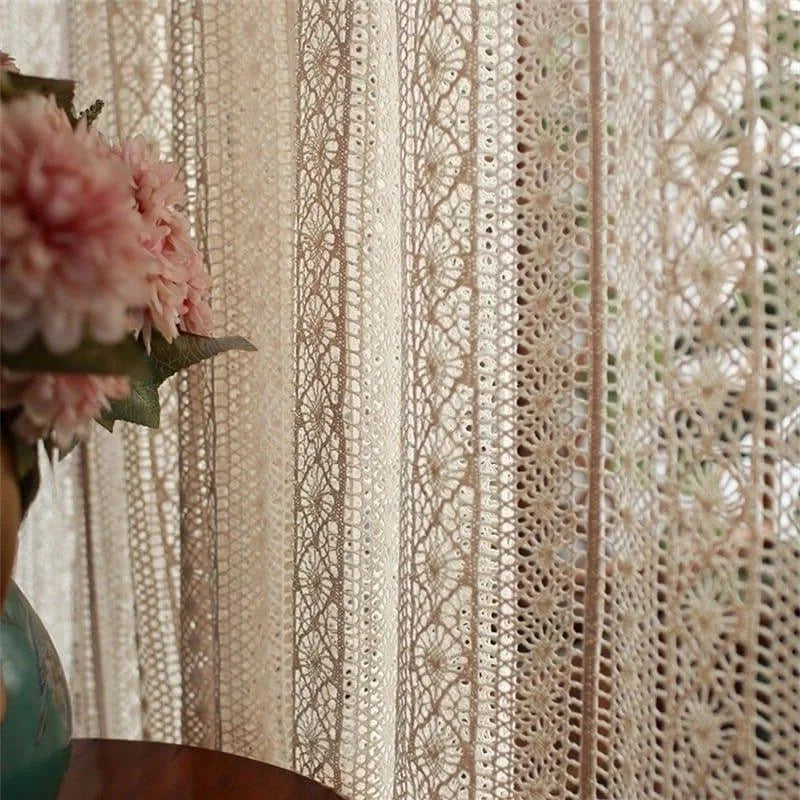 Rideau décoratif à motif floral délicat, idéal pour ajouter une touche élégante à votre intérieur. Ce rideau chic embellira votre salon tout en filtrant doucement la lumière. Parfait pour créer une ambiance chaleureuse et raffinée. Convient aux espaces contemporains et classiques pour une décoration harmonieuse.