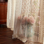 Rideau décoratif beige avec motifs élégants, idéal pour ajouter une touche de charme vintage à votre intérieur. Ce voilage laisse passer la lumière tout en préservant l'intimité, parfait pour le salon ou la chambre. Transformez votre espace avec ce design raffiné et intemporel.