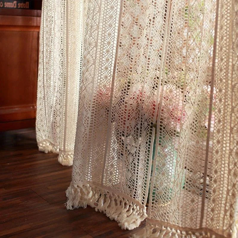 Rideau décoratif beige avec motifs élégants, idéal pour ajouter une touche de charme vintage à votre intérieur. Ce voilage laisse passer la lumière tout en préservant l'intimité, parfait pour le salon ou la chambre. Transformez votre espace avec ce design raffiné et intemporel.