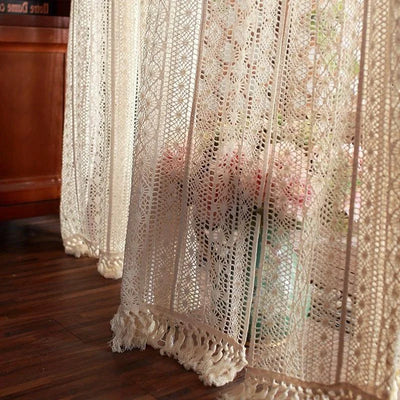 Rideau décoratif beige avec motifs élégants, idéal pour ajouter une touche de charme vintage à votre intérieur. Ce voilage laisse passer la lumière tout en préservant l'intimité, parfait pour le salon ou la chambre. Transformez votre espace avec ce design raffiné et intemporel.