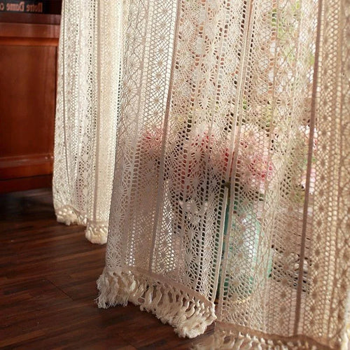 Rideau décoratif beige avec motifs élégants, idéal pour ajouter une touche de charme vintage à votre intérieur. Ce voilage laisse passer la lumière tout en préservant l'intimité, parfait pour le salon ou la chambre. Transformez votre espace avec ce design raffiné et intemporel.