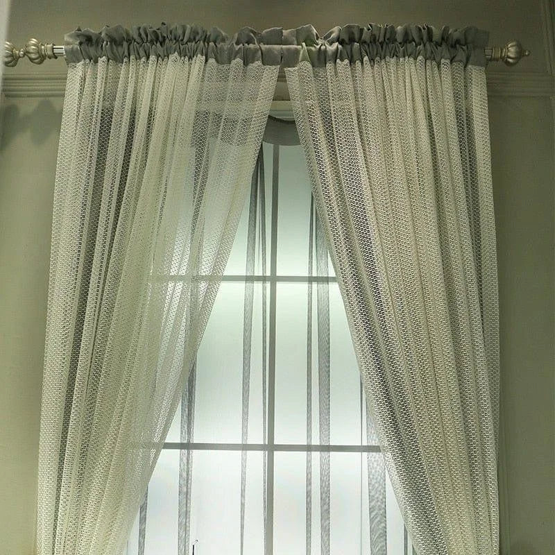 Rideaux élégants translucides pour fenêtre, ajoutant une touche de sophistication à votre intérieur tout en laissant passer la lumière naturelle. Design raffiné et contemporain pour embellir vos pièces de vie. Adaptés aux salons et chambres, ces rideaux créent une ambiance chaleureuse et accueillante. Accessoire idéal pour une décoration harmonieuse et moderne.