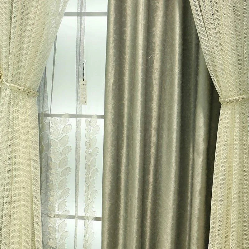 Rideaux élégants pour salon, combinaison de motifs ajourés et épurés, idéaux pour une ambiance moderne et lumineuse. Habillez vos fenêtres avec style, grâce à cette solution décorative raffinée et intemporelle, parfaite pour optimiser la lumière tout en préservant l'intimité.