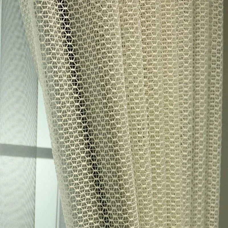 Rideau ajouré moderne avec motifs géométriques hexagonaux, idéal pour ajouter une touche contemporaine et élégante à votre intérieur. Parfait pour illuminer la pièce tout en préservant l'intimité. Accessoire décoratif incontournable pour sublimer les fenêtres de votre salon ou chambre à coucher.