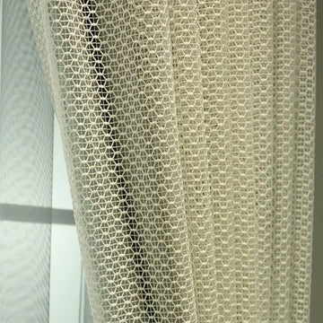 Rideau ajouré moderne avec motifs géométriques hexagonaux, idéal pour ajouter une touche contemporaine et élégante à votre intérieur. Parfait pour illuminer la pièce tout en préservant l'intimité. Accessoire décoratif incontournable pour sublimer les fenêtres de votre salon ou chambre à coucher.