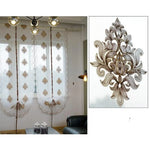 Voilage décoratif pour salon avec motifs floraux dorés. Ce rideau élégant ajoute une touche raffinée et sophistiquée à votre intérieur. Convient parfaitement pour habiller vos fenêtres tout en laissant passer la lumière naturelle. Idéal pour créer une ambiance chaleureuse et accueillante dans votre espace de vie.