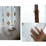 Rideau élégant pour fenêtre avec motifs décoratifs dorés et broderies, idéal pour ajouter une touche de sophistication à votre intérieur. Ce design raffiné convient parfaitement aux salons et chambres, offrant une lumière tamisée tout en préservant l'intimité. Accessoire incontournable pour sublimer votre décoration intérieure avec style et élégance.