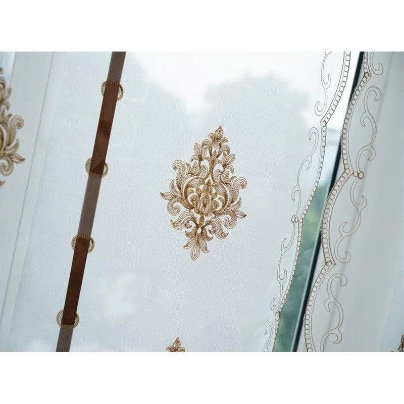 Voilage élégant avec motifs dorés raffinés pour une décoration intérieure chic et sophistiquée. Parfait pour ajouter une touche de luxe et de charme à votre salon ou chambre. Design orné idéal pour créer une ambiance chaleureuse et accueillante.