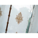 Rideau de fenêtre élégant avec motifs brodés, parfait pour ajouter une touche de sophistication classique à votre décoration intérieure. Design raffiné et détails délicats, idéal pour les salons ou chambres, apportant luminosité et élégance à votre intérieur.