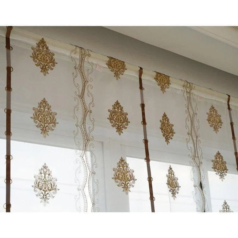 Voilage élégant avec motifs dorés, idéal pour une décoration intérieure raffinée. Parfait pour apporter une touche de sophistication et de lumière à votre salon ou chambre à coucher. Design classique qui s’harmonise avec tous les styles d'intérieur.