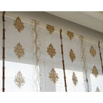 Voilage élégant avec motifs dorés, idéal pour une décoration intérieure raffinée. Parfait pour apporter une touche de sophistication et de lumière à votre salon ou chambre à coucher. Design classique qui s’harmonise avec tous les styles d'intérieur.