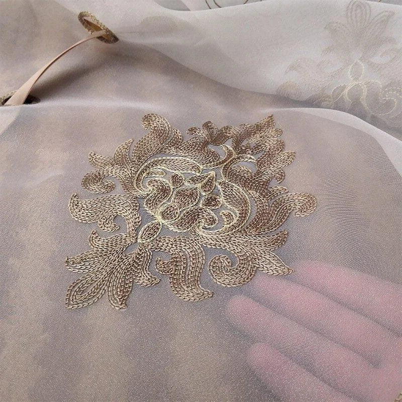 Voilage élégant avec motif brodé doré floral, idéal pour sublimer votre intérieur avec une touche de raffinement. Décoration chic pour rideaux et textiles de maison. Parfait pour un salon ou une chambre à coucher.