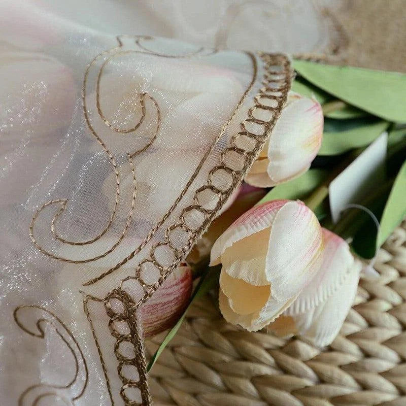 Rideau décoratif avec broderies élégantes, motif floral et ourlet orné, parfait pour ajouter une touche de sophistication à votre intérieur. Charmant arrangement de tulipes en arrière-plan, idéal pour les amateurs de design d'intérieur. Accessoire raffiné pour embellir votre espace de vie.