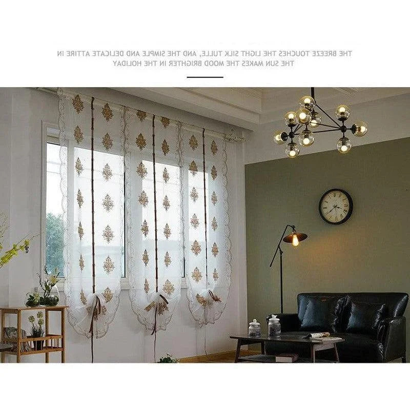 Vue intérieure d'un salon moderne avec de grandes fenêtres ornées de rideaux décoratifs à motifs dorés. Le décor comprend un canapé, une table basse, un lampadaire élégant et une horloge murale. L'ambiance est rehaussée par un luminaire suspendu de style contemporain, créant une atmosphère chaleureuse et accueillante. Ce cadre harmonieux est idéal pour ajouter une touche de style et de confort à votre espace de vie.