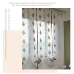Rideaux décoratifs élégants avec motifs dorés, idéaux pour ajouter une touche raffinée à votre intérieur. Conception sophistiquée qui s'intègre parfaitement dans un salon ou une chambre, offrant une ambiance chaleureuse et accueillante. Ces rideaux assurent une luminosité naturelle tout en préservant votre intimité. Parfaits pour transformer l'atmosphère de votre pièce.