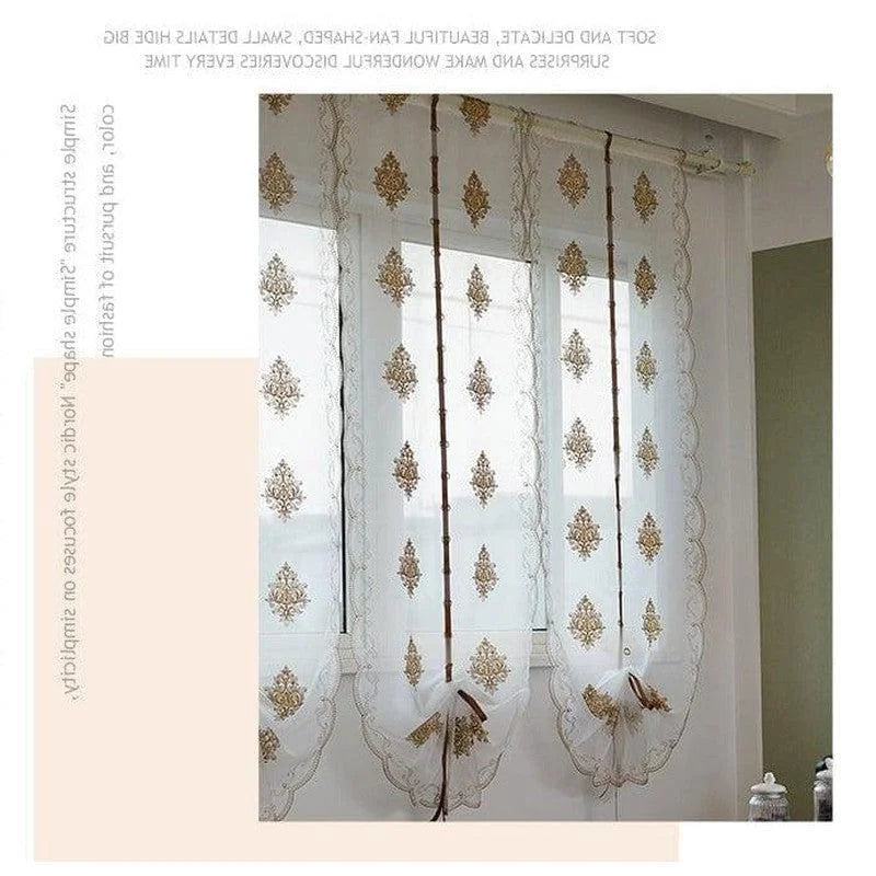 Rideaux décoratifs élégants avec motifs dorés, idéaux pour ajouter une touche raffinée à votre intérieur. Conception sophistiquée qui s'intègre parfaitement dans un salon ou une chambre, offrant une ambiance chaleureuse et accueillante. Ces rideaux assurent une luminosité naturelle tout en préservant votre intimité. Parfaits pour transformer l'atmosphère de votre pièce.
