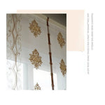 Rideau décoratif avec motifs dorés, apportant une touche élégante et sophistiquée à votre intérieur. Parfait pour embellir salon, chambre ou espace de vie. Design sophistiqué et chic pour un cadre chaleureux.