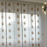 Voilage élégant à motifs dorés, idéal pour décorer les fenêtres de votre salon ou chambre avec style. Ce rideau transparent permet de filtrer délicatement la lumière tout en ajoutant une touche sophistiquée à votre intérieur. Design moderne et chic, parfait pour créer une ambiance chaleureuse et accueillante. Convient à tous types de décoration d'intérieur.
