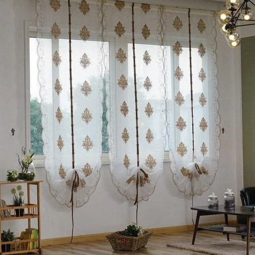 Rideaux élégants avec motifs dorés en filigrane pour salon, apportant une touche chic et lumineuse à votre intérieur. Idéal pour filtrer la lumière tout en préservant l'intimité. Ajoute une ambiance raffinée et décorative à la pièce, parfait pour un aménagement moderne et stylé.
