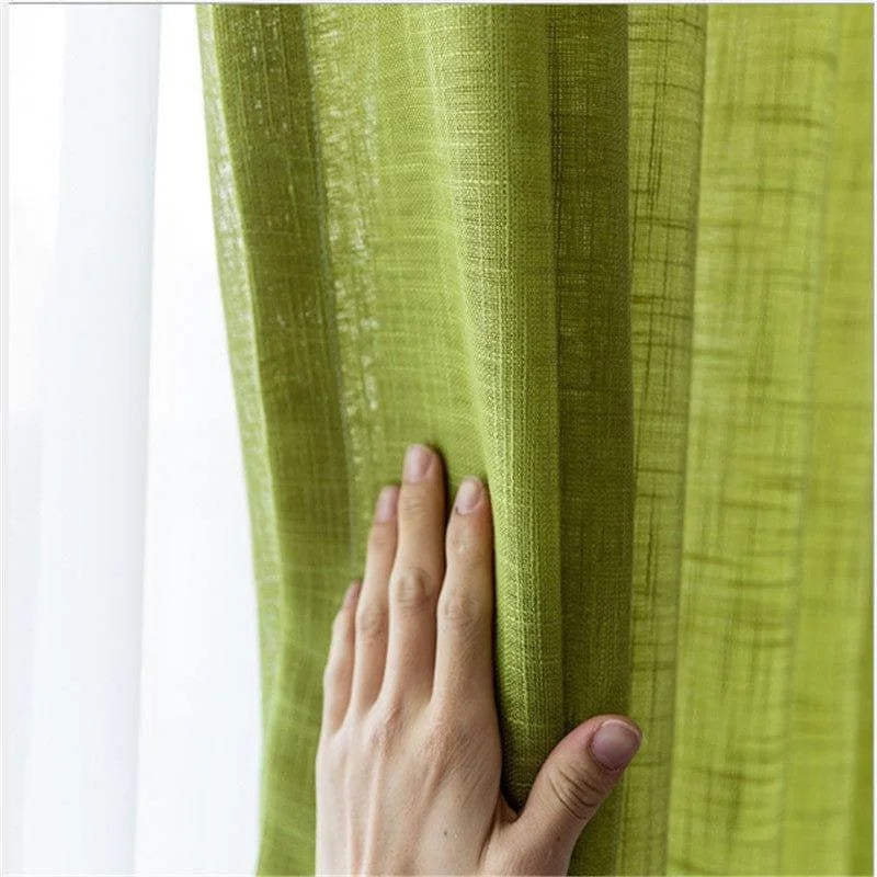Rideau vert moderne et élégant pour salon ou chambre, ajoutant une touche de couleur et de raffinement à votre intérieur. Design contemporain avec une texture unique pour illuminer votre espace. Parfait pour créer une ambiance chaleureuse et accueillante.