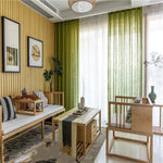 Esprit zen et modernité s'invitent dans votre salon avec cet ensemble de meubles au design épuré. Parois murales lumineuses, accentuées par un rideau verdoyant, créent une ambiance chaleureuse et accueillante. Le canapé et les fauteuils, aux lignes minimalistes, s'harmonisent parfaitement avec la table basse pour un espace de vie contemporain et apaisant. Idéal pour les amateurs de décoration intérieure recherchant un style à la fois élégant et fonction