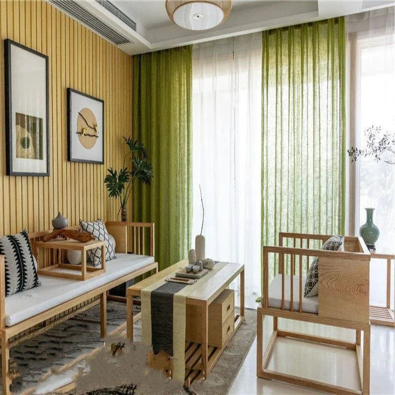 Esprit zen et modernité s'invitent dans votre salon avec cet ensemble de meubles au design épuré. Parois murales lumineuses, accentuées par un rideau verdoyant, créent une ambiance chaleureuse et accueillante. Le canapé et les fauteuils, aux lignes minimalistes, s'harmonisent parfaitement avec la table basse pour un espace de vie contemporain et apaisant. Idéal pour les amateurs de décoration intérieure recherchant un style à la fois élégant et fonction