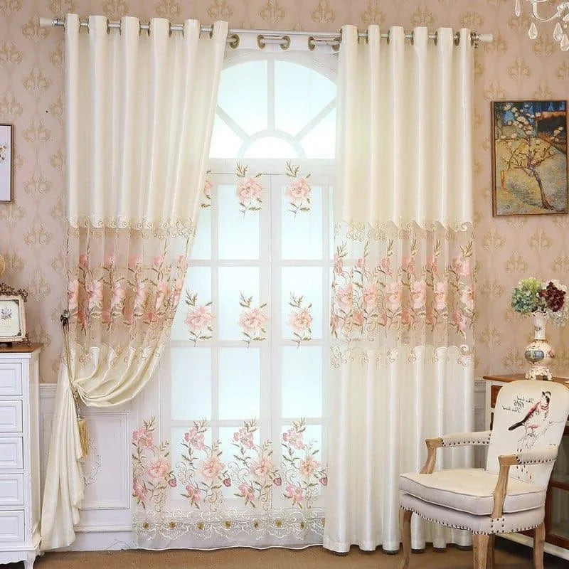 Rideaux élégants avec motifs floraux roses pour salon, ajoutant une touche de sophistication à votre intérieur. Design raffiné idéal pour la décoration de fenêtres modernes, offrant une ambiance chaleureuse et accueillante. Parfait pour un espace de vie harmonieux et esthétique.