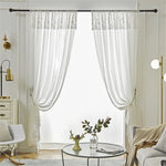 Rideaux blancs élégants pour salon moderne, apportant une touche de lumière et de sophistication à votre espace. Décoration intérieure chic avec mobilier contemporain. Convient parfaitement pour un design épuré et lumineux. Idéal pour créer une ambiance chaleureuse et accueillante dans votre maison.