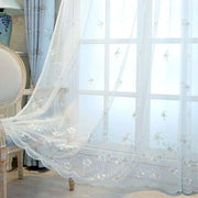 rideau voilage blanc floral transparent romantique tringle fixe motifs verticaux decoration intérieur