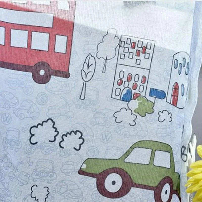 Dessus de lit enfant avec motifs ludiques de transport urbain, incluant voitures colorées et immeubles stylisés. Idéal pour une décoration de chambre dynamique et imaginative. Design captivant pour stimuler l'imagination et apporter une touche vivante à l'espace de sommeil des enfants. Convient parfaitement aux thèmes de décoration centrés sur la ville et l'aventure.