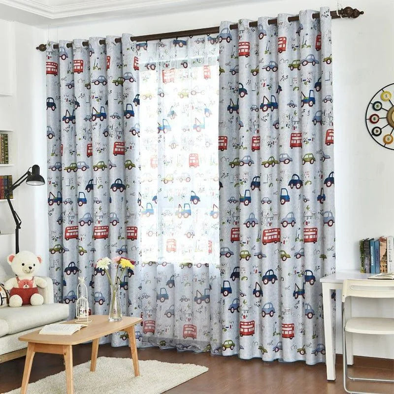 Rideaux pour chambre d'enfant avec motifs de véhicules, parfaits pour ajouter une touche ludique et colorée à la décoration intérieure. Ces rideaux sont conçus pour créer une ambiance joyeuse et stimulante dans une pièce, tout en maintenant une bonne gestion de la lumière. Idéal pour une chambre de bébé ou de jeune enfant, apportant une atmosphère amusante et moderne.