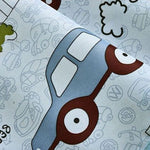 Motif amusant avec dessin de voiture bleue et rouge sur fond blanc, idéal pour chambre d'enfant. Design ludique et coloré, parfait pour stimuler l'imagination des petits passionnés d'automobiles.