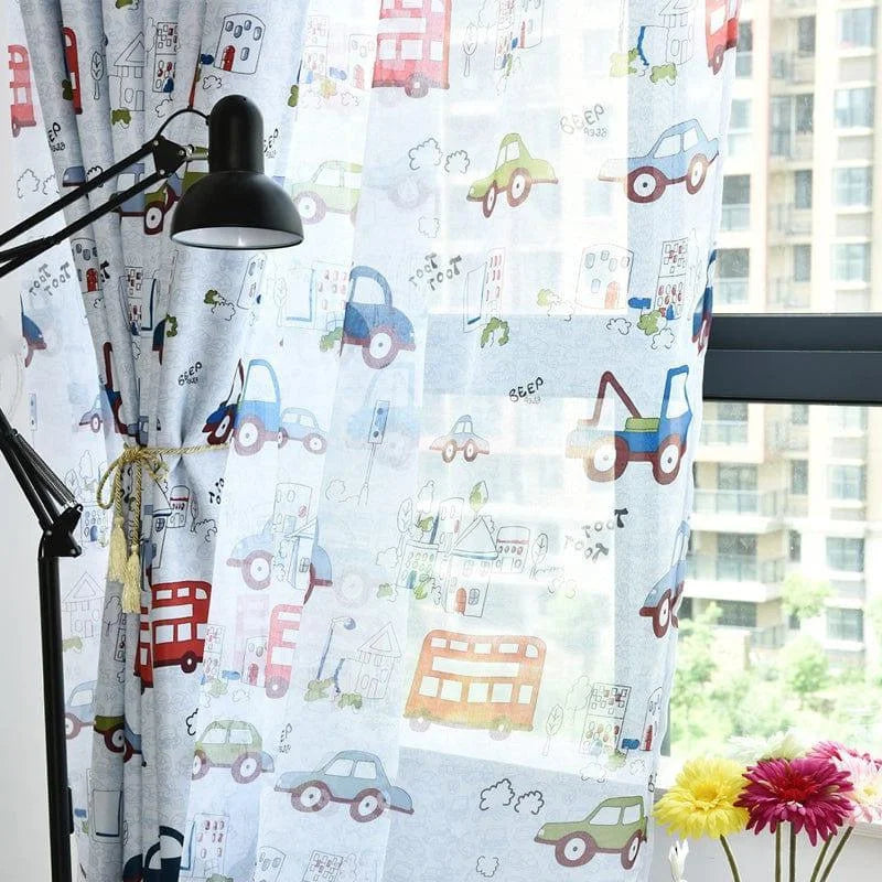 Rideau enfant motifs voiture colorée, idéal pour chambre de garçon ou fille. Ajoutez une touche ludique et colorée à la décoration de la chambre de votre enfant avec ce rideau aux dessins de véhicules. Parfait pour stimuler l'imagination tout en apportant une ambiance joyeuse et dynamique. Convient parfaitement aux chambres à thème ou aux espaces de jeu.