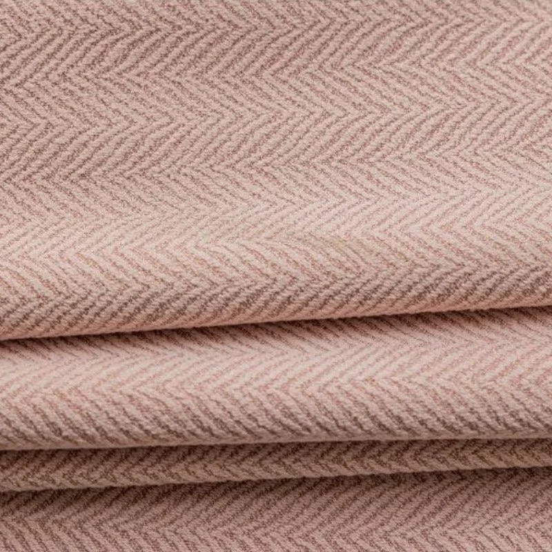 Tissu rose pâle à motif chevron plissé, idéal pour la décoration intérieure et la confection de vêtements élégants. Style raffiné et texture délicate pour un rendu visuel attrayant dans votre espace de vie.