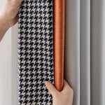 Sélection de rideaux modernes avec motifs élégants en noir et blanc, accent cuivré et nuances de gris pour décoration intérieure. Parfaits pour un salon contemporain ou une chambre stylée. Transformez votre espace avec ces options de rideaux tendance.