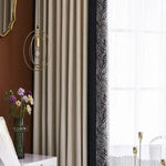 Rideaux élégants dans un intérieur moderne avec un motif zébré distinctif. Mise en scène d’un espace lumineux et sophistiqué, idéal pour la décoration de salon. Atmosphère chaleureuse et design contemporain pour une décoration raffinée.