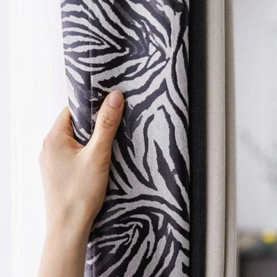 Rideau à motif zébré élégant et moderne, parfait pour ajouter une touche artistique à votre intérieur. Ce rideau au design animalier captivant transforme votre espace en un lieu chic et tendance, tout en offrant une ambiance chaleureuse et raffinée. Simple à installer, il s'intègre facilement à tout type de décoration. Parfait pour les salons ou les chambres à coucher.