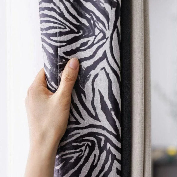 Rideau à motif zébré élégant et moderne, parfait pour ajouter une touche artistique à votre intérieur. Ce rideau au design animalier captivant transforme votre espace en un lieu chic et tendance, tout en offrant une ambiance chaleureuse et raffinée. Simple à installer, il s'intègre facilement à tout type de décoration. Parfait pour les salons ou les chambres à coucher.