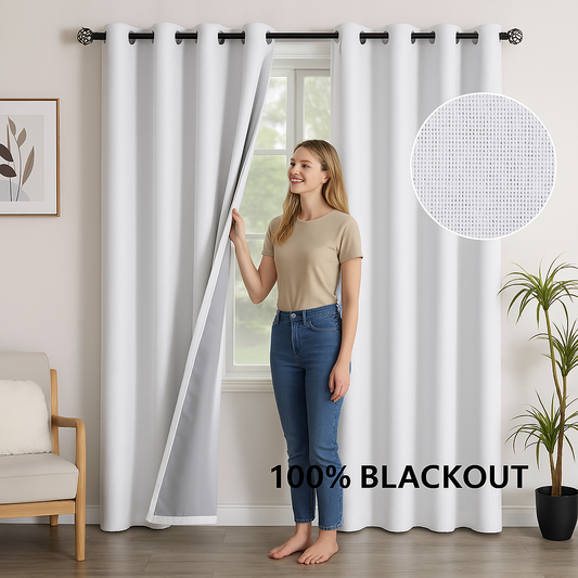 Femme souriante ouvrant un rideau blanc opaque et thermique à œillets dans un salon moderne, démontrant son effet occultant à 100%.